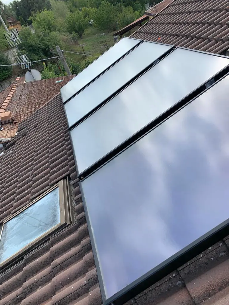 pannelli solari installati sopra un tetto